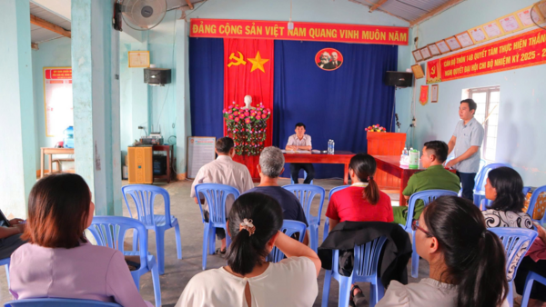 Đồng chí Nguyễn Văn Tam Phó Bí thư Thường trực Đảng ủy xã Đăk Pék thăm và làm việc tại thôn 14B xã Đăk Pék.