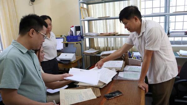 Đồng chí Nguyễn Văn Tam – Phó Bí thư Thường trực Đảng ủy xã kiểm tra công tác số hóa dữ liệu Đảng