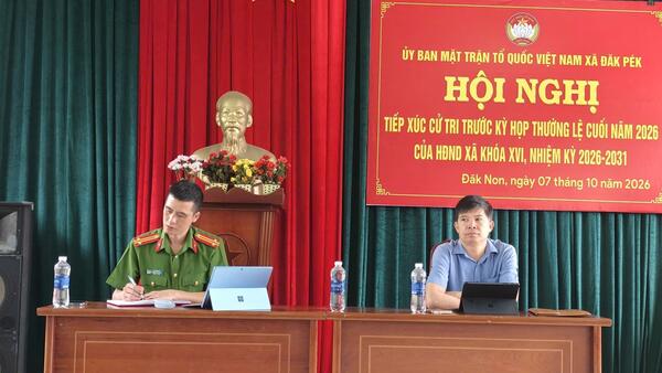 Phó Bí thư Thường trực Đảng ủy xã Nguyễn Văn Tam dự Hội nghị tiếp xúc cử tri tại thôn Đăk Non