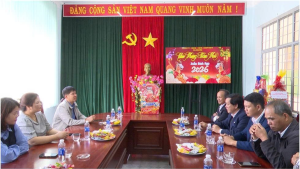 Hội thánh tin lành Đăk Glei thăm chúc Tết Đảng ủy HĐND - UBND, UBMMTQ Việt Nam xã Đăk Pék