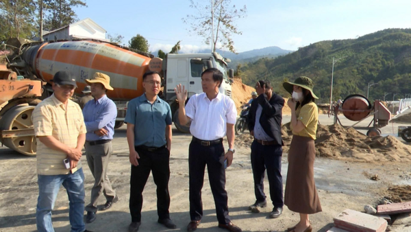 Lãnh đạo xã kiểm tra công tác chuẩn bị cho lễ thông cầu 16/5.