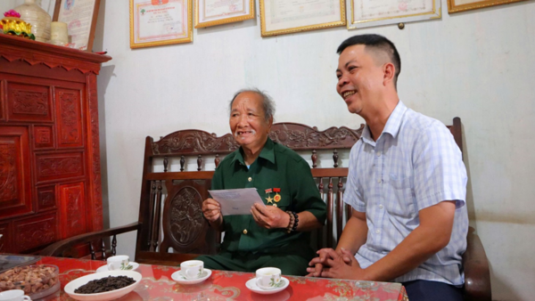 Sở Dân tộc và Tôn giáo tỉnh Quảng Ngãi thăm, tặng quà Anh hùng Lực lượng vũ trang nhân dân A Xâu
