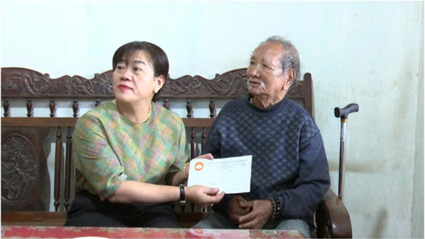 Đồng chí Y Thị Bích Thọ - Ủy viên Ban Thường vụ Tỉnh ủy Phó Chủ tịch Thường trực Ủy ban MTTQ Việt Nam tỉnh Quảng Ngãi thăm, chúc Tết người có uy tín tại xã Đăk Pék