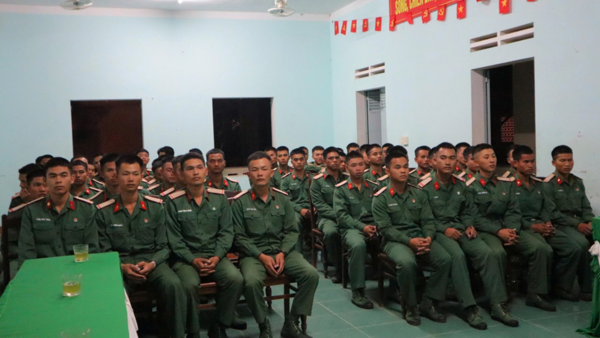 Đồng chí Đỗ Đăng Dự  - ĐUV, Phó Chủ tịch UBND xã thăm, chúc Tết các đơn vị trực đêm Giao thừa