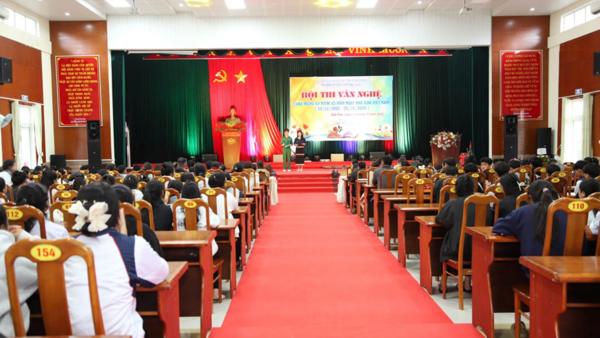 Trường PTDTNT THPT Đăk Glei: Sôi nổi Hội thi văn nghệ chào mừng Ngày Nhà giáo Việt Nam 20/11