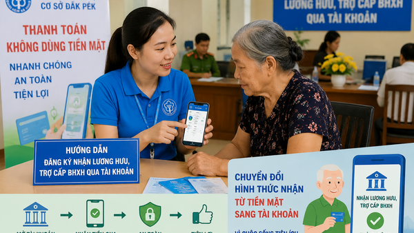 Đăk Pék đẩy mạnh thanh toán không dùng tiền mặt trong chi trả lương hưu, trợ cấp BHXH