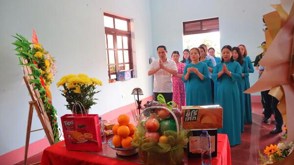 Đồng chí Nguyễn Thị Thương – Phó Bí thư Đảng ủy, Chủ tich UBND xã dâng hương tri ân các Anh hùng liệt sĩ được tìm thấy trên địa bàn xã