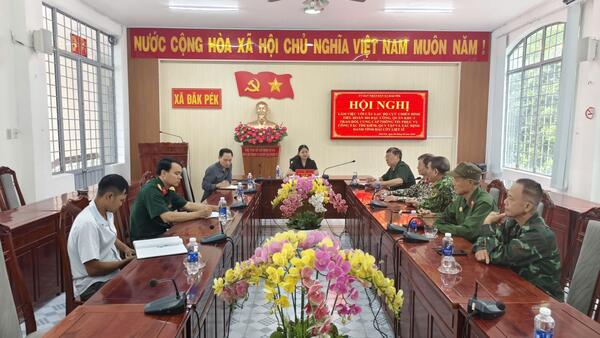 Xã Đăk Pék làm việc với Câu lạc bộ Cựu chiến binh Tiểu đoàn 404 Đặc công, Quân khu 5 trao đổi thông tin phục vụ công tác tìm kiếm, quy tập hài cốt liệt sĩ