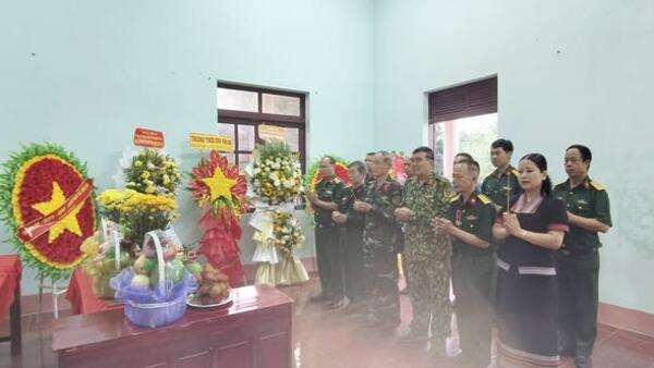 Lãnh đạo xã Đăk Pék và Câu lạc bộ Cựu chiến binh Tiểu đoàn 404 Đặc công, Quân khu 5 dâng hương tưởng niệm các Anh hùng liệt sĩ