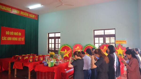 Các cơ quan chuyên trách tham mưu, giúp việc Đảng ủy và Trung tâm Chính trị xã Đăk Pék dâng hương tưởng niệm các Anh hùng liệt sĩ