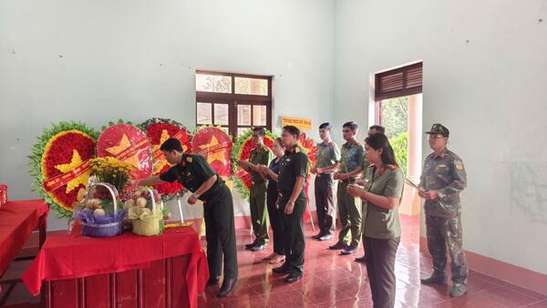 Bộ CHQS tỉnh dâng hương tưởng niệm các Anh hùng liệt sĩ tại xã Đăk Pék