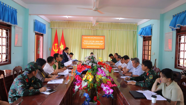 Đồng chí Y Ngọc - Ủy viên Ban Thường vụ Tỉnh ủy, Phó Chủ tịch Thường trực UBND tỉnh thăm, động viên lực lượng làm nhiệm vụ tìm kiếm, quy tập hài cốt liệt sĩ trên địa bàn xã Đăk Pék.