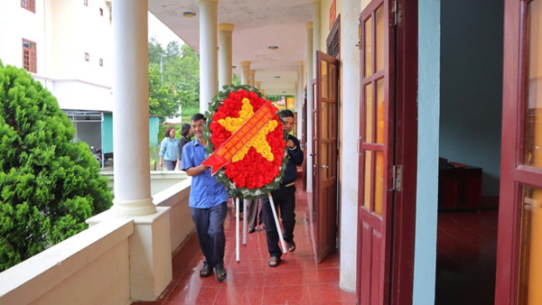 Chi bộ Trung tâm Cung ứng dịch vụ công và Trung tâm Hành chính công xã dâng hương tưởng niệm các anh hùng, liệt sỹ.