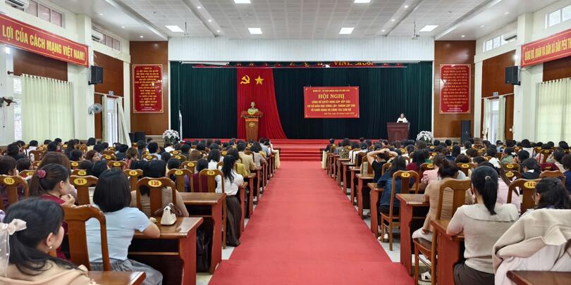 Đăk Pék công bố các quyết định sắp xếp trường học và công tác cán bộ