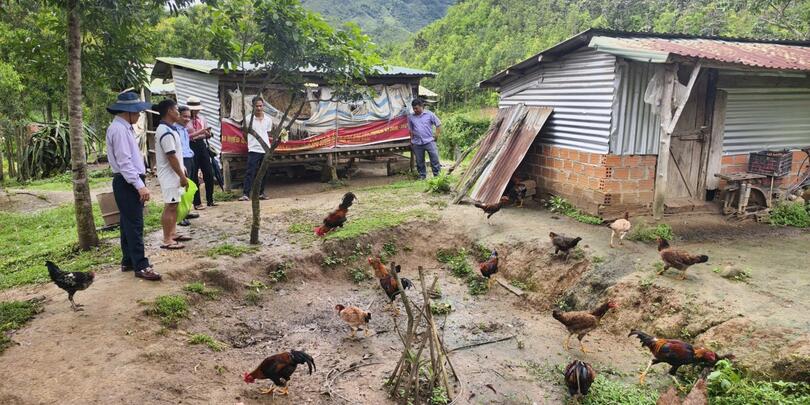 Đồng chí Lê Viết Nam – Bí thư Đảng ủy, Chủ tịch HĐND xã kiểm tra mô hình sản xuất và điểm sạt lở tại thôn Pêng Sal Pêng