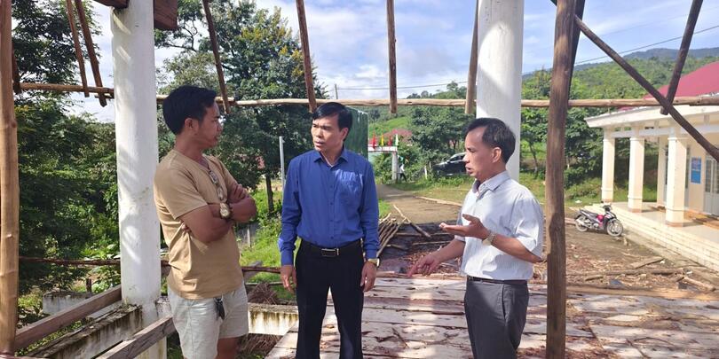 Đồng chí Lê Viết Nam- Bí thư Đảng ủy, Chủ tịch HĐND xã kiểm tra một số công trình, mô hình trên địa bàn