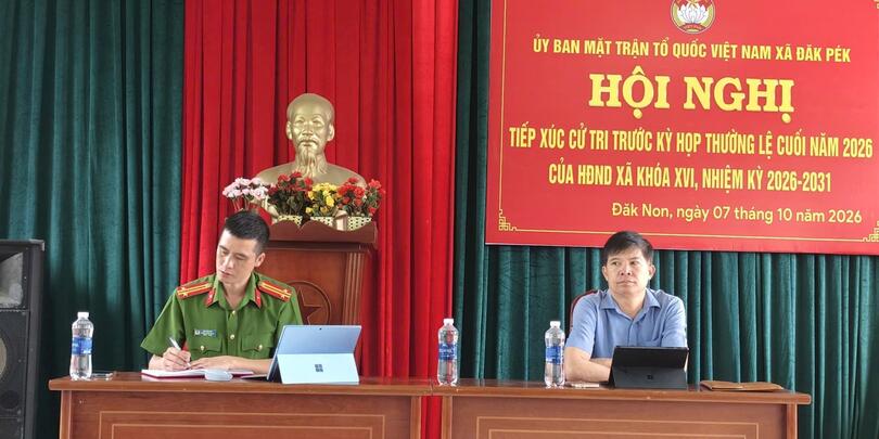 Phó Bí thư Thường trực Đảng ủy xã Nguyễn Văn Tam dự Hội nghị tiếp xúc cử tri tại thôn Đăk Non