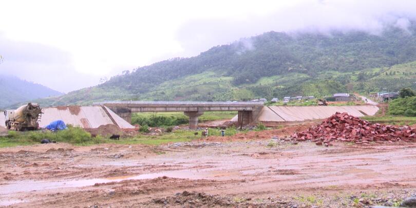 Đồng chí Lê Viết Nam – Bí thư Đảng ủy, Chủ tịch HĐND xã kiểm tra tiến độ thi công tuyến đường đến xã Xốp