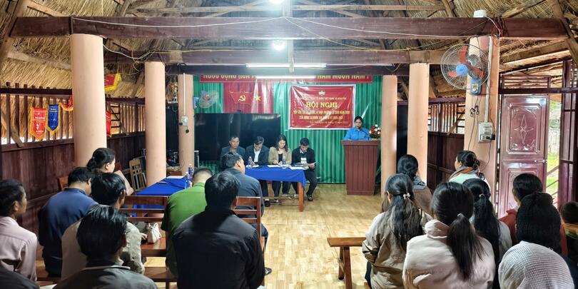 Bí thư Đảng ủy, Chủ tịch HĐND xã Lê Viết Nam tiếp xúc cử tri tại thôn Đăk Ven