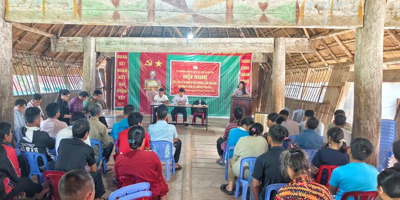 Bí thư Đảng ủy, Chủ tịch Hội đồng nhân dân xã Lê Viết Nam tiếp xúc cử tri tại thôn Đăk Đoát