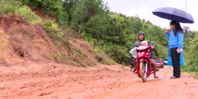 Đăk Pék: Kiểm tra điểm sạt lở tuyến đường nội thôn Đăk Ven