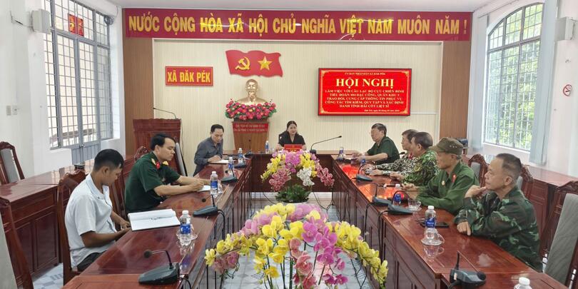 Xã Đăk Pék làm việc với Câu lạc bộ Cựu chiến binh Tiểu đoàn 404 Đặc công, Quân khu 5 trao đổi thông tin phục vụ công tác tìm kiếm, quy tập hài cốt liệt sĩ