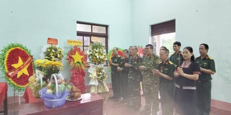 Lãnh đạo xã Đăk Pék và Câu lạc bộ Cựu chiến binh Tiểu đoàn 404 Đặc công, Quân khu 5 dâng hương tưởng niệm các Anh hùng liệt sĩ