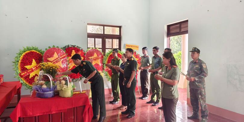 Bộ CHQS tỉnh dâng hương tưởng niệm các Anh hùng liệt sĩ tại xã Đăk Pék